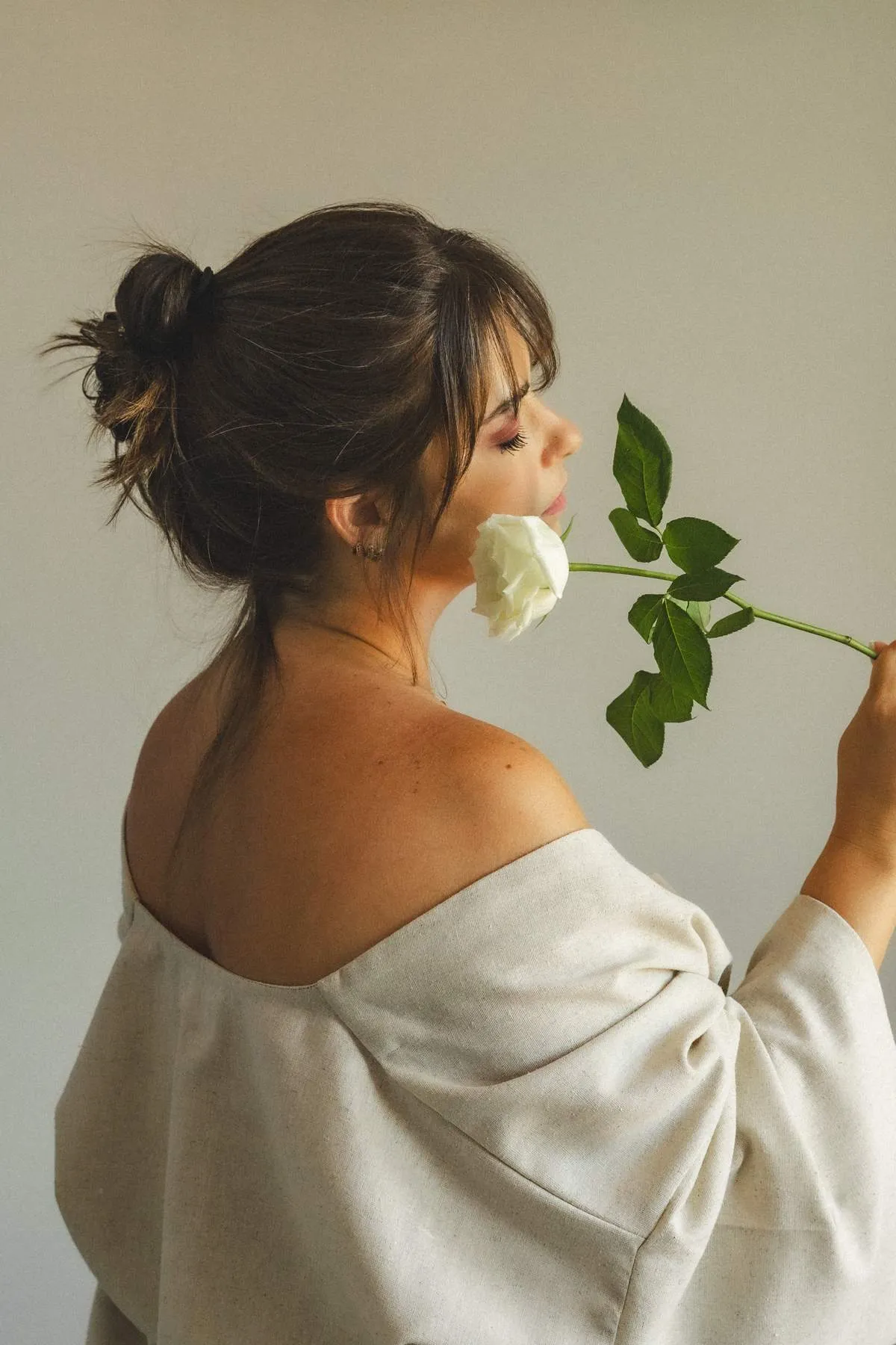Nina com rosa branca